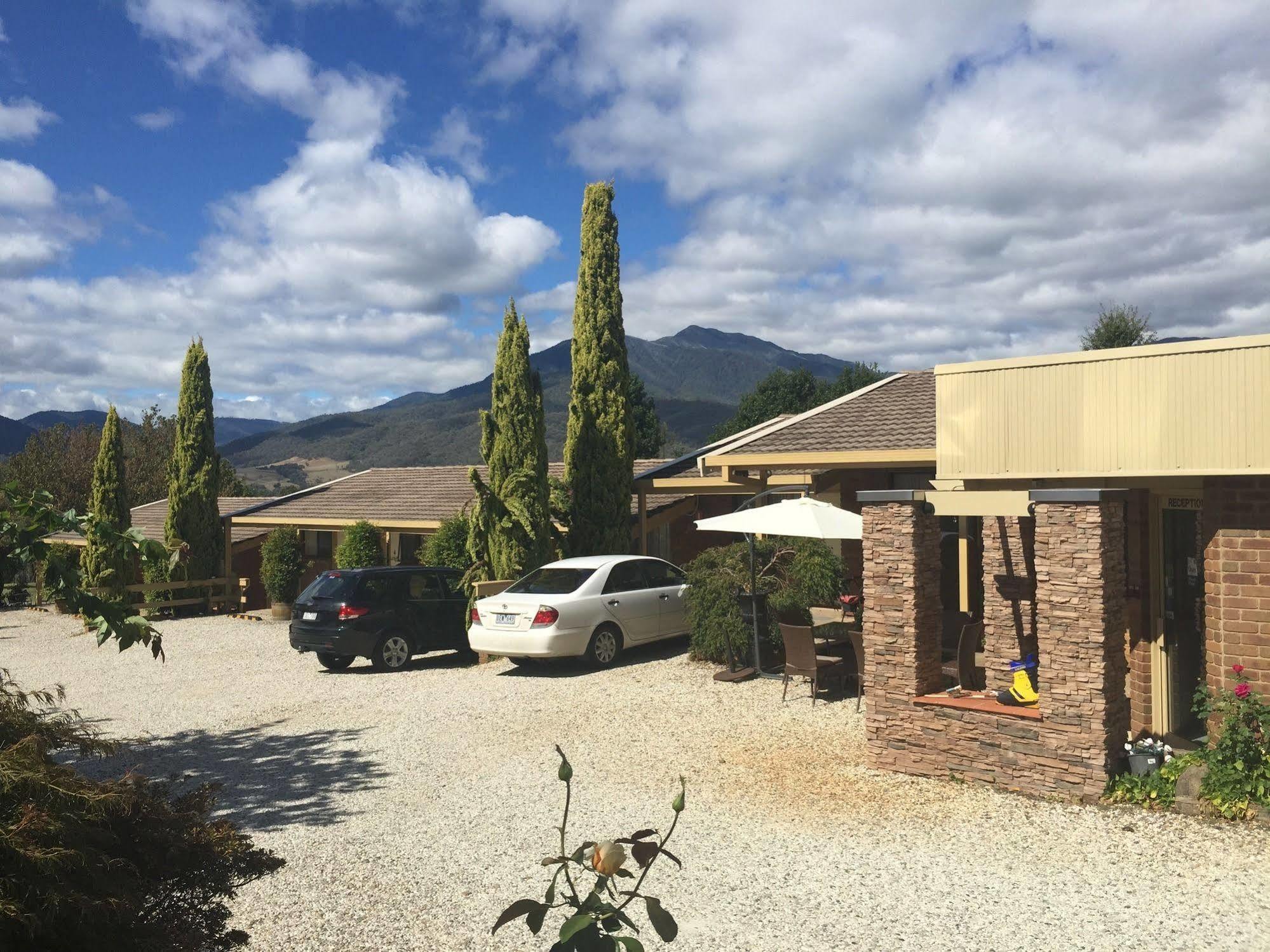 Bogong Moth Motel Mount Beauty Exterior photo